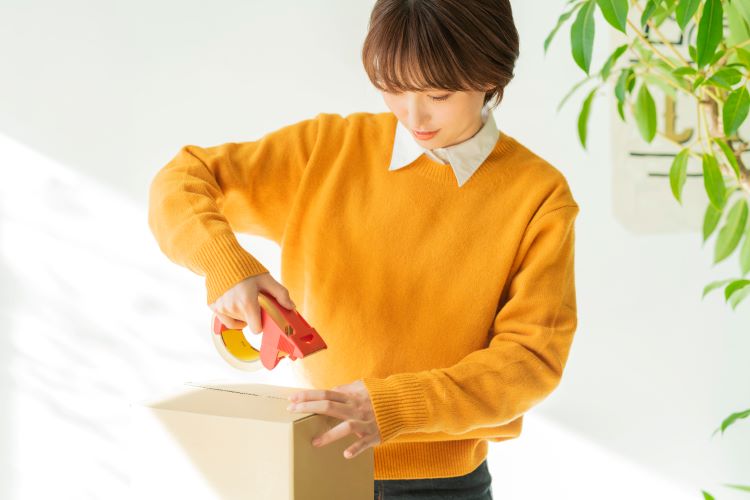 梱包作業を行う女性の画像